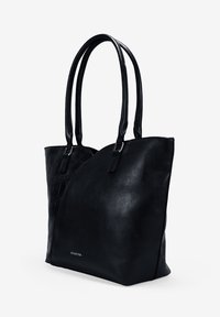 Bolsa tote de cuero negro con paneles texturizados en contraste, dos asas redondeadas y herrajes plateados. Acabado suave y mate, diseño espacioso.