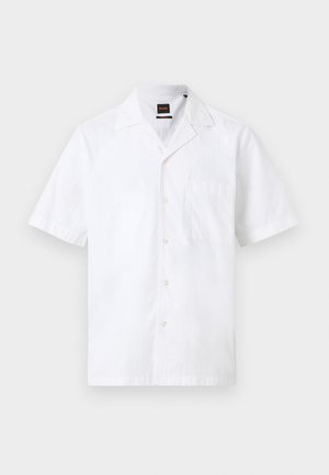 Hvit kortermet skjorte for menn med knapper foran, brystlomme og camp-krage.