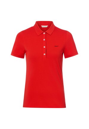 Rode korte mouw polo met kraag, vier witte knopen en klein zwart logo op de linkerborst.