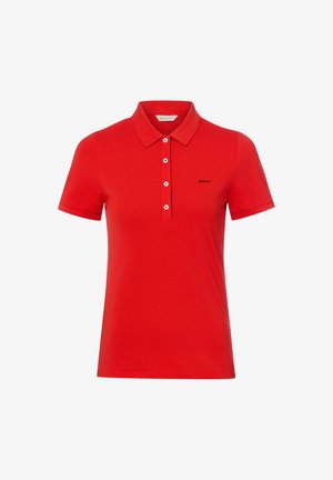 Polo rouge à manches courtes avec col, quatre boutons blancs et petit logo noir sur le côté gauche de la poitrine.