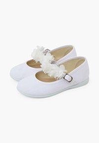 Scarpe Mary Jane bianche in tessuto con una superficie texture, dotate di una cintura decorativa floreale e una suola piatta di colore azzurro chiaro.