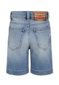 Shorts in denim blu chiaro con un taglio classico, due tasche posteriori e un'etichetta in pelle con marchio sul girovita, con cuciture a contrasto.