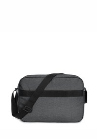 Sac messager en tissu gris de forme rectangulaire, avec une sangle réglable et une large bande noire sur le devant. Surface texturée.
