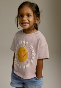 Next SHORT SLEEVE  REGULAR FIT - Apdrukāts T-krekls - pink sunshine