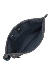 Interior de una bolsa de tela gris con un forro azul marino. Incluye un bolsillo con cremallera y un adorno de pompón en la cremallera. Presenta una etiqueta en el interior.