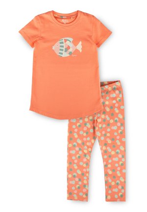 T-shirt arancione corallo a maniche corte con grafica stilizzata di un pesce, abbinata a leggings corallo coordinati con pois multicolore.