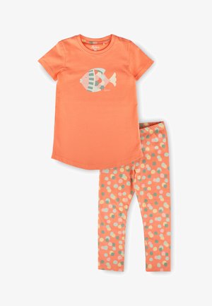 Kurzärmliges korallenoranges T-Shirt mit einem stilisierten Fischmotiv, kombiniert mit passenden korallenfarbenen Leggings mit mehrfarbigen Punkten.