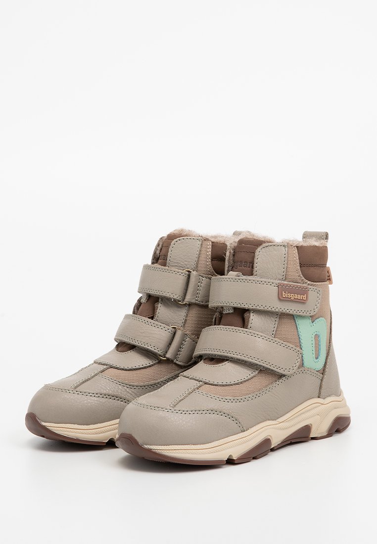 Grå och bruna högskor med två kardborreband, en ljusblå accent och en texturerad ovandel, med en gummisula.