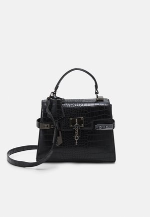 Bolso de mano de cuero negro con patrón de cocodrilo, asa superior, correa de hombro desmontable, cerradura metálica y colgante de llave en la solapa frontal.