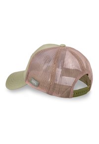 Casquette trucker en filet beige et rose ajustable avec fermeture à pression en plastique et petite étiquette de marque rectangulaire sur le côté.