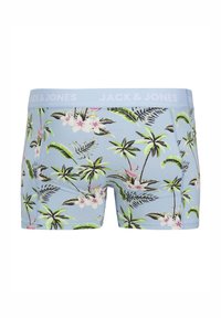 Boxershorts aus leicht blauen Stoff mit einem tropischen Druck von Palmen und Blumen. Der Bund ist hellblau und trägt das Branding "JACK & JONES".