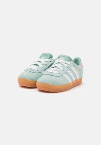 adidas Originals GAZELLE COMFORT CLOSURE ELASTIC LACES KIDS - Športni copati - hazy green/footwear white/bliss pink