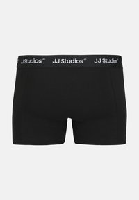 Schwarze Baumwoll-Boxershorts mit einem schwarzen Bund, der mit "JJ Studios" beschriftet ist. Glatte Textur, anliegendes Design, mittellange Beine. Minimale sichtbare Nähte.