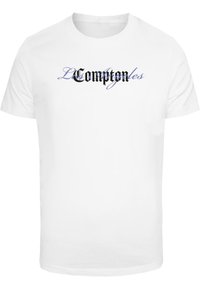 Hvid bomulds t-shirt med sort og blå stiliseret tekst "L Compton" i grafisk skrift over brystet. Standard crew neck design.