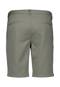 Rückansicht grauer, maßgeschneiderter Shorts mit Gürtelschlaufen, zwei Paspeltaschen und einem Schnitt bis zur Mitte des Oberschenkels auf weißem Hintergrund.
