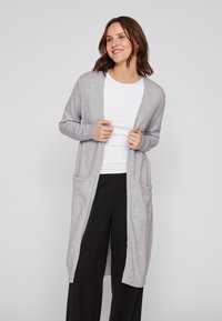 Heled hall kardigan, mis on valmistatud pehmest materjalist, avatud ees, pikkade varrukatega, soonikkoes mansettidega ja kahe esikotiga.