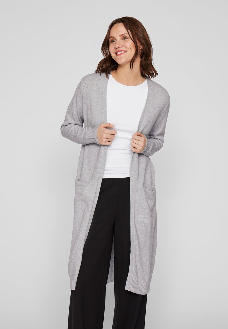 Heled hall kardigan, mis on valmistatud pehmest materjalist, avatud ees, pikkade varrukatega, soonikkoes mansettidega ja kahe esikotiga.