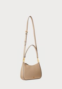 Beige läder axelväska med en kurvig form, detaljer i guld och ett avtagbart, justerbart band. Har en subtil präglad logotyp.