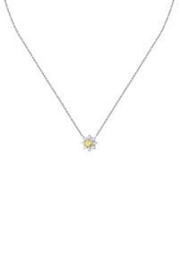 Collana d'argento con un pendente floreale che presenta una pietra centrale gialla circondata da pietre bianche, su una catena texturizzata.