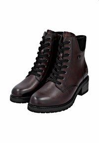 Botas de cuero marrón hasta el tobillo con puntas redondeadas, cordones prominentes y acentos texturizados en negro. Tacón grueso y suela negra resistente.