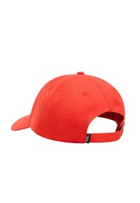Röd basebollkeps i bomullstwill, med böjd skärm, justerbar spänne och en logotags på sidan. Slät textur.