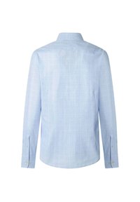 Camisa de manga larga azul claro con un patrón de cuadros. La tela tiene una textura suave. Presenta un cuello estándar y puños abotonados.