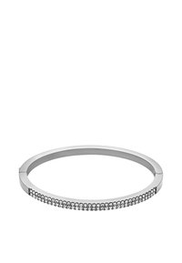 Silversmycke i form av ett slätt, rundat armband med en rad små, klara kristaller längs ena kanten för extra detalj och glans.