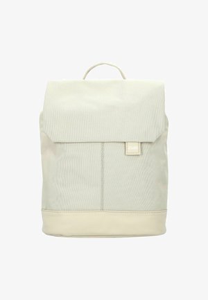 Crème canvas rugzak met een gladde textuur, opklapbare flap, bovenhandvat en gestikte accenten. Voorzien van een klein logo-label aan de voorkant.