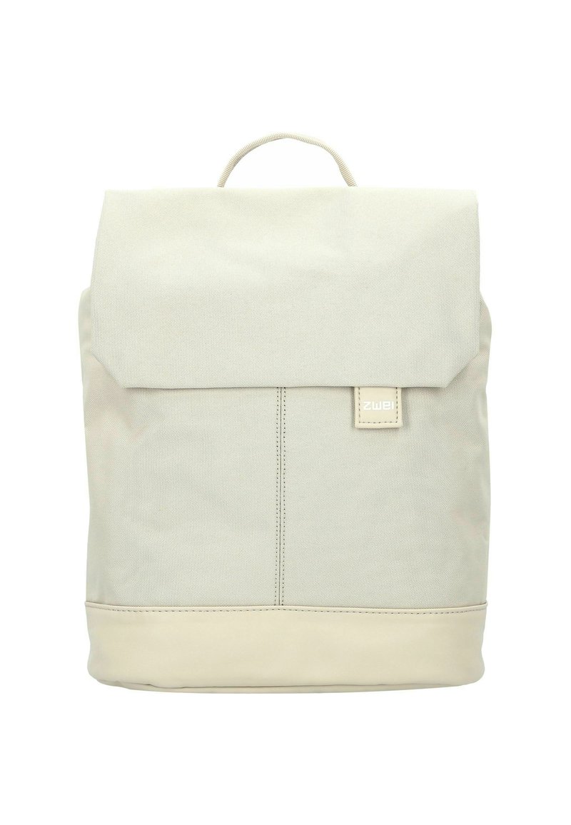 Crème canvas rugzak met een gladde textuur, opklapbare flap, bovenhandvat en gestikte accenten. Voorzien van een klein logo-label aan de voorkant.