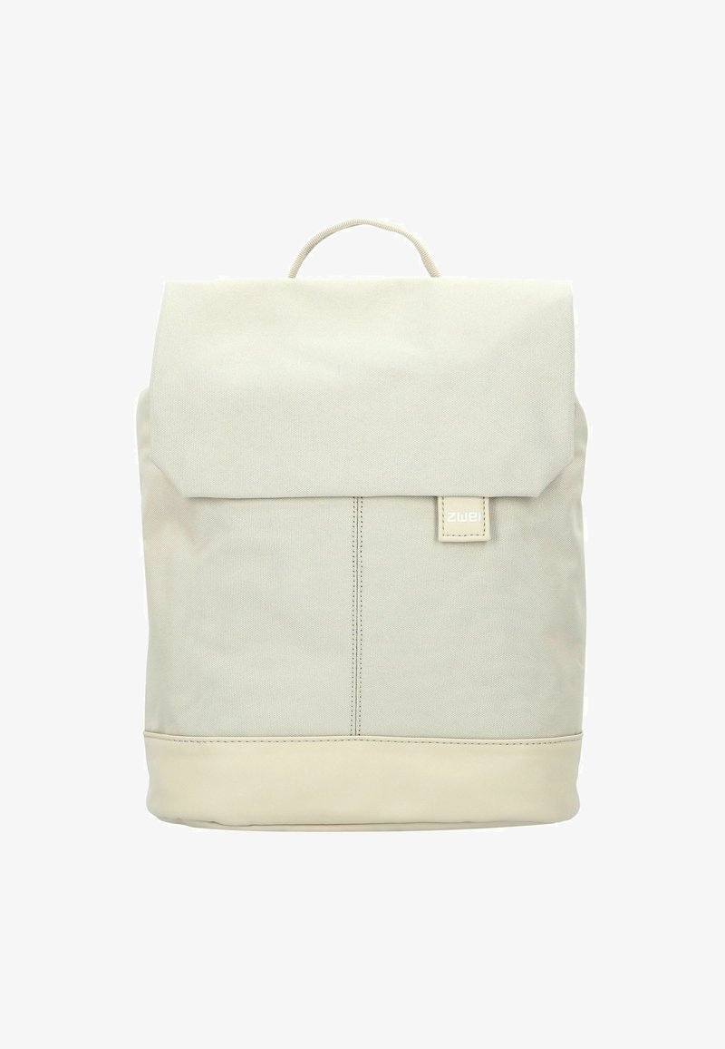 Crème canvas rugzak met een gladde textuur, opklapbare flap, bovenhandvat en gestikte accenten. Voorzien van een klein logo-label aan de voorkant.
