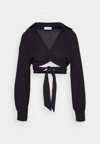 Haut noir échancré cropped à manches longues, en tissu texturé, avec une fermeture à nouer à la taille ; présente un décolleté en V profond et un col boutonné.
