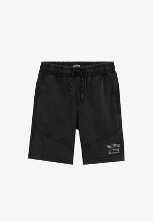 Zwarte korte broek van middellange lengte met elastische tailleband, trekkoord, zijzakken en een wit tekstlabel "Salty Dog Escape The Expected" op het linkerbeen.