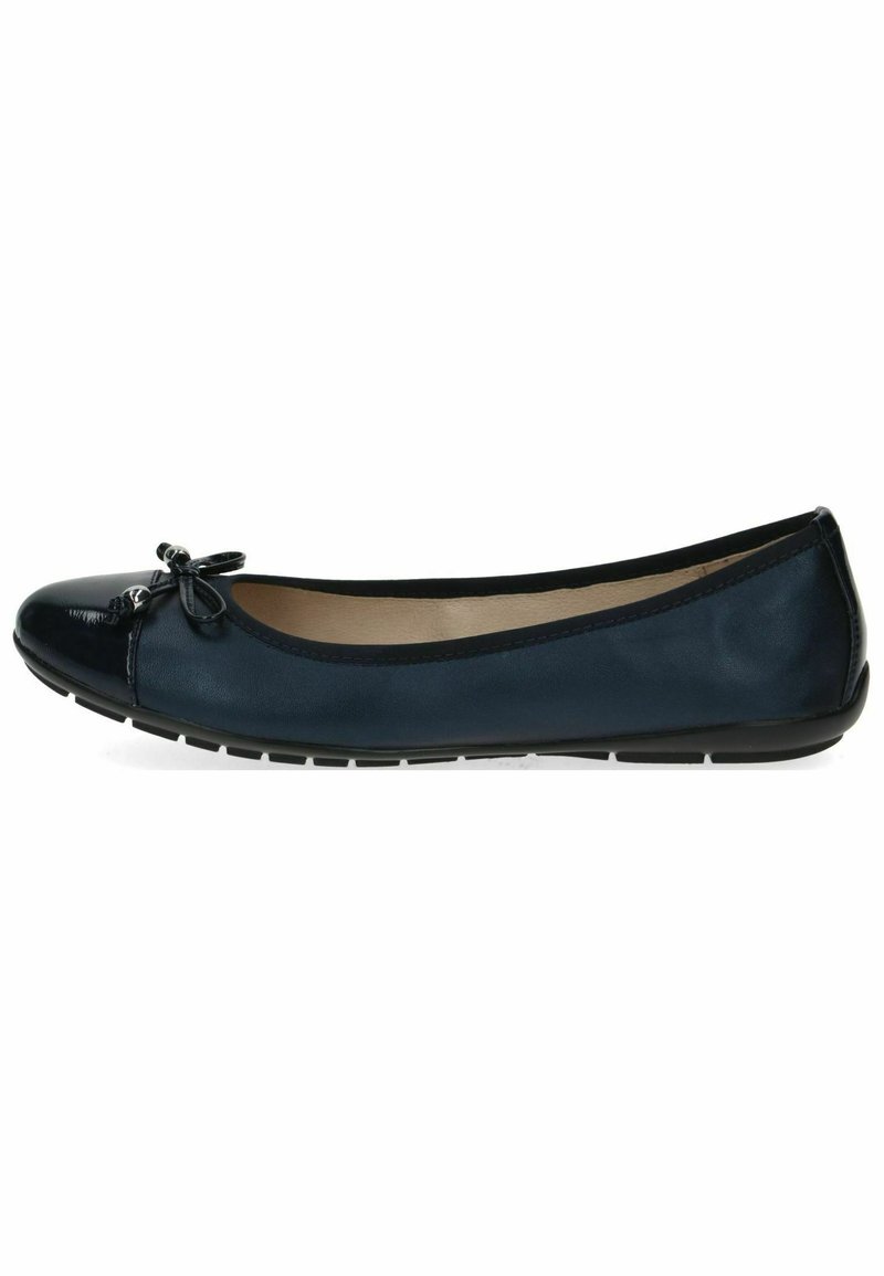 Ballerines bleu marine avec un bout en cuir verni noir, un petit nœud décoratif à l'avant et une semelle en caoutchouc flexible.