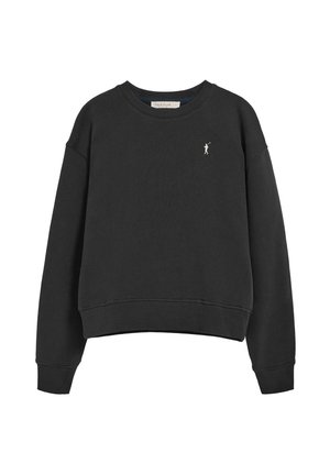Schwarzer Baumwoll-Sweatshirt mit Rundhalsausschnitt, überschnittenen Schultern, gerippten Bündchen und einem kleinen weißen Logo auf der Brust. Weiche Textur, kurzes Design.