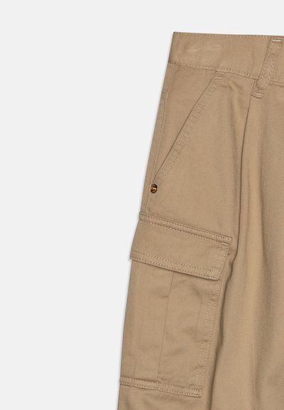 Béžové cargo kalhoty ze měkké tkaniny, s bočními kapsami, s jednoduchým zapínáním na zip a s vyztuženými švy. Měkká textura s rovnými nohavicemi.