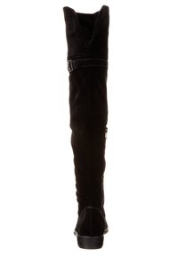 Botas de ante negras por encima de la rodilla con la parte superior puntiaguda, cierre de cremallera en el lateral y un tacón bajo, con un detalle de correa en la parte superior.