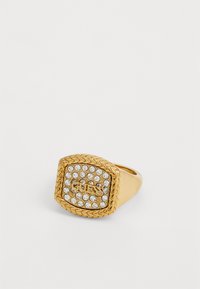 Goldring mit quadratischem Gesicht, verziert mit klaren Kristallen und einem geflochtenen Design entlang des Rings, das den Markennamen "GUESS" zeigt.