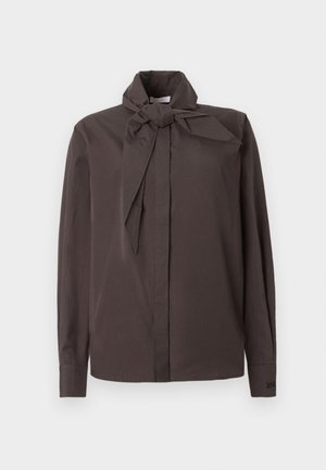 Donkerbruine shirt gemaakt van gladde stof, met een strikjeskraag en lange mouwen met knoopmanchetten. Minimalistisch ontwerp, geen patronen.