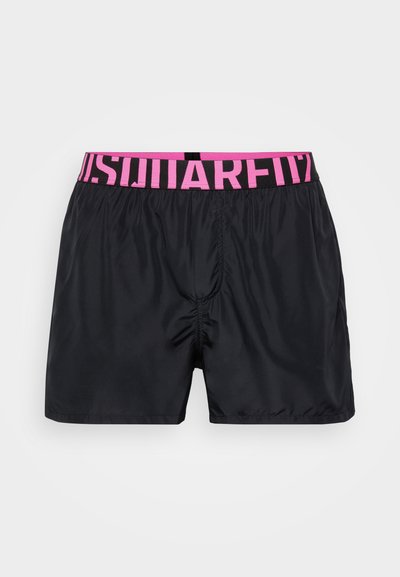 Schwarze, Nylon-Boxershorts mit einem pinken Gummibund, der das Wort "SQUARED" in fetten, Großbuchstaben trägt. Glatte Textur, lockere Passform.