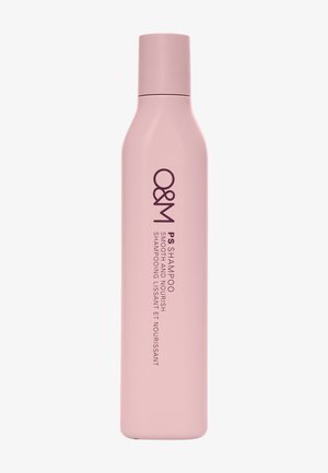 Grande bouteille de shampooing rose avec le texte « O&M PS Shampoo Smooth and Nourish » en violet foncé sur un fond blanc uni.