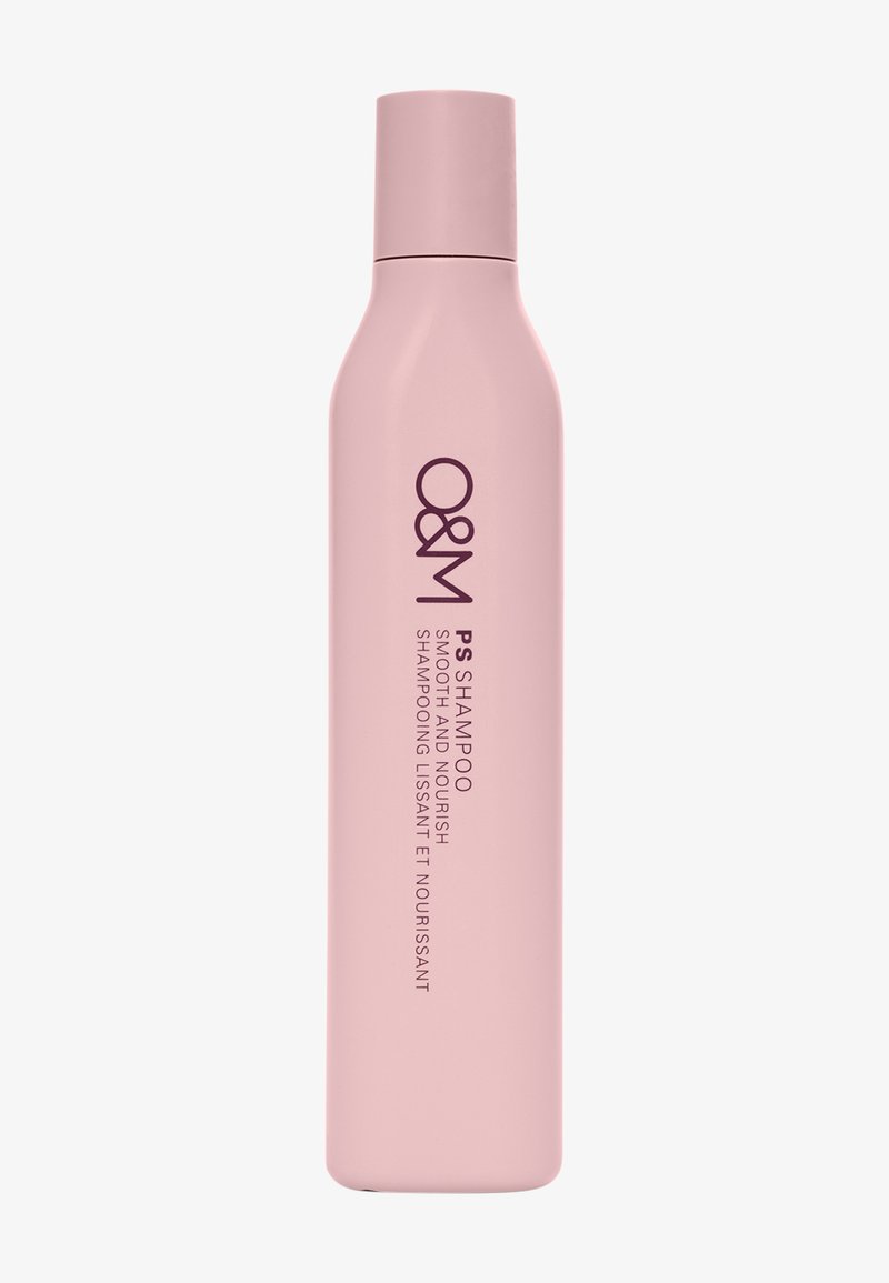 Grande bouteille de shampooing rose avec le texte « O&M PS Shampoo Smooth and Nourish » en violet foncé sur un fond blanc uni.