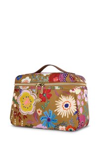 Bruin cosmetica zak met bloemenpatroon, gouden hardware, verhoogd handvat en ritsluiting; met kleurrijke bloemen en bladeren over het geheel.