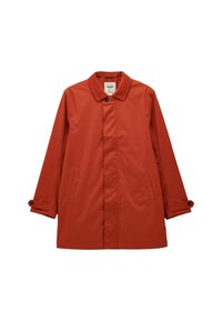 Raudonas vandeniui atsparus paltas su apykakle, dviem priekinėmis kišenėmis ir reguliuojamais rankogaliais. Sklandus paviršius ir švarus, paprastas dizainas.