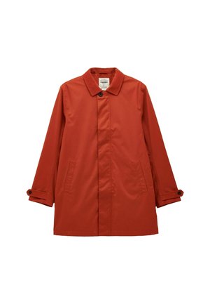 Červený vodeodolný kabát s golierom, dvomi prednými vreckami a nastaviteľnými manžetami. Hladká textúra a čistý, jednoduchý dizajn.