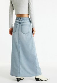 Next DENIM MAXI SKIRT PETITE. PETITE - Maksiseelik - bleach blue