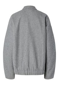 Szara bluza polarowa o luźnym kroju, z prążkowanym obszyciem na dole i kołnierzu. Charakteryzuje się opuszczonymi ramionami i ogólnie teksturowaną powierzchnią.