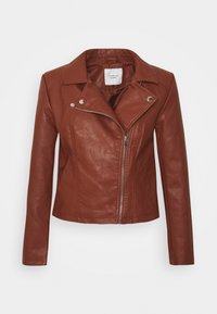 Rdzawobrązowa sztuczna skórzana kurtka motocyklowa z asymetrycznym zamkiem błyskawicznym, szerokimi klapami, srebrnymi napami i długimi rękawami.