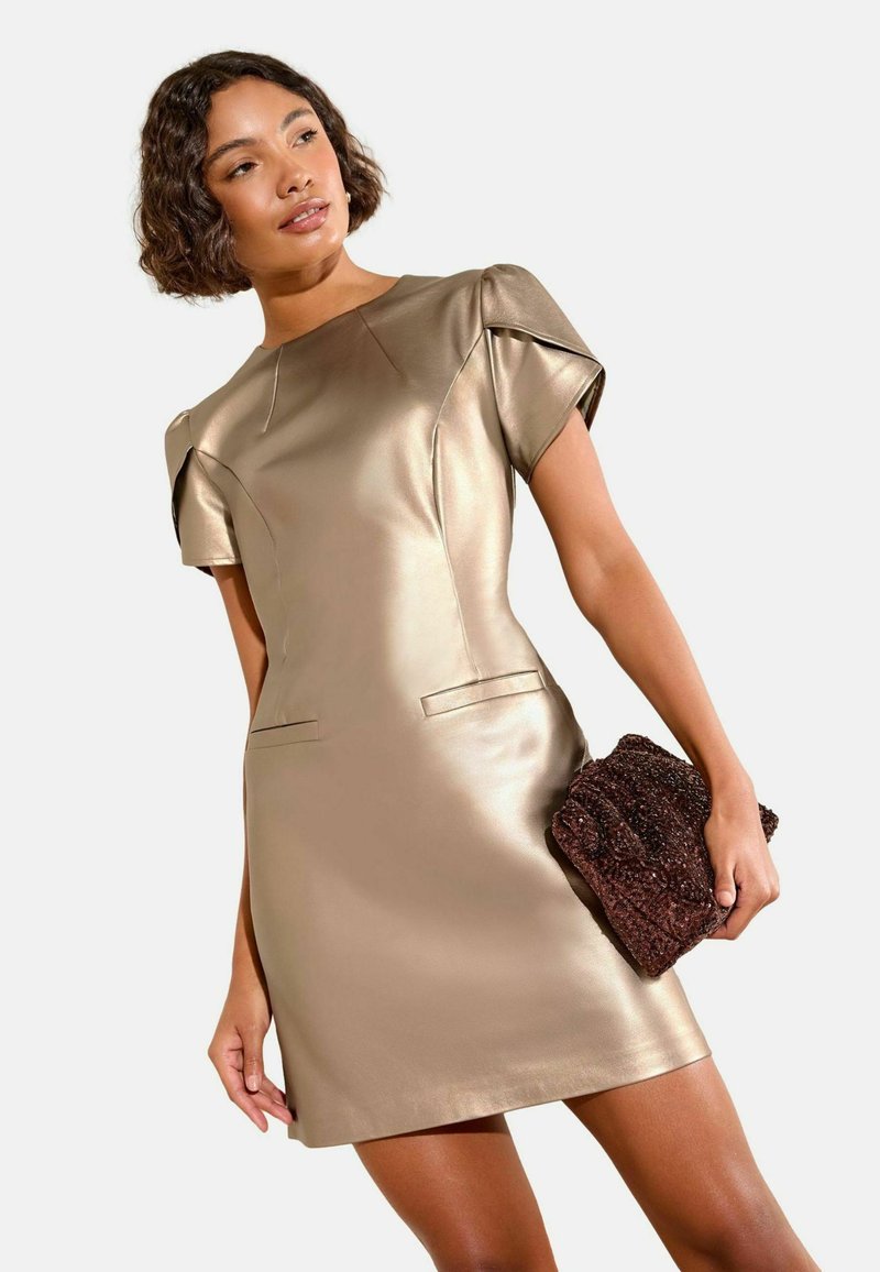 Metallist kuldne kleit lühikeste ja struktureeritud puffvarrukatega, sirge siluetiga ja ees olevate taskutega; kaasas tekstuuriga tume käekott.