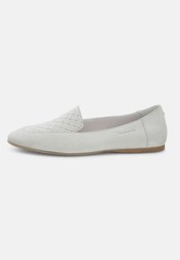 Scarpe slip-on in suede grigio chiaro con motivo intrecciato sulla punta, frontale a forma di mandorla, suola piatta e branding discreto sul lato.