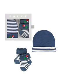 Cappello di maglia blu con strisce bianche, accompagnato da calzini coordinati con trifogli verdi e funghi rossi, il tutto confezionato in una scatola bianca.